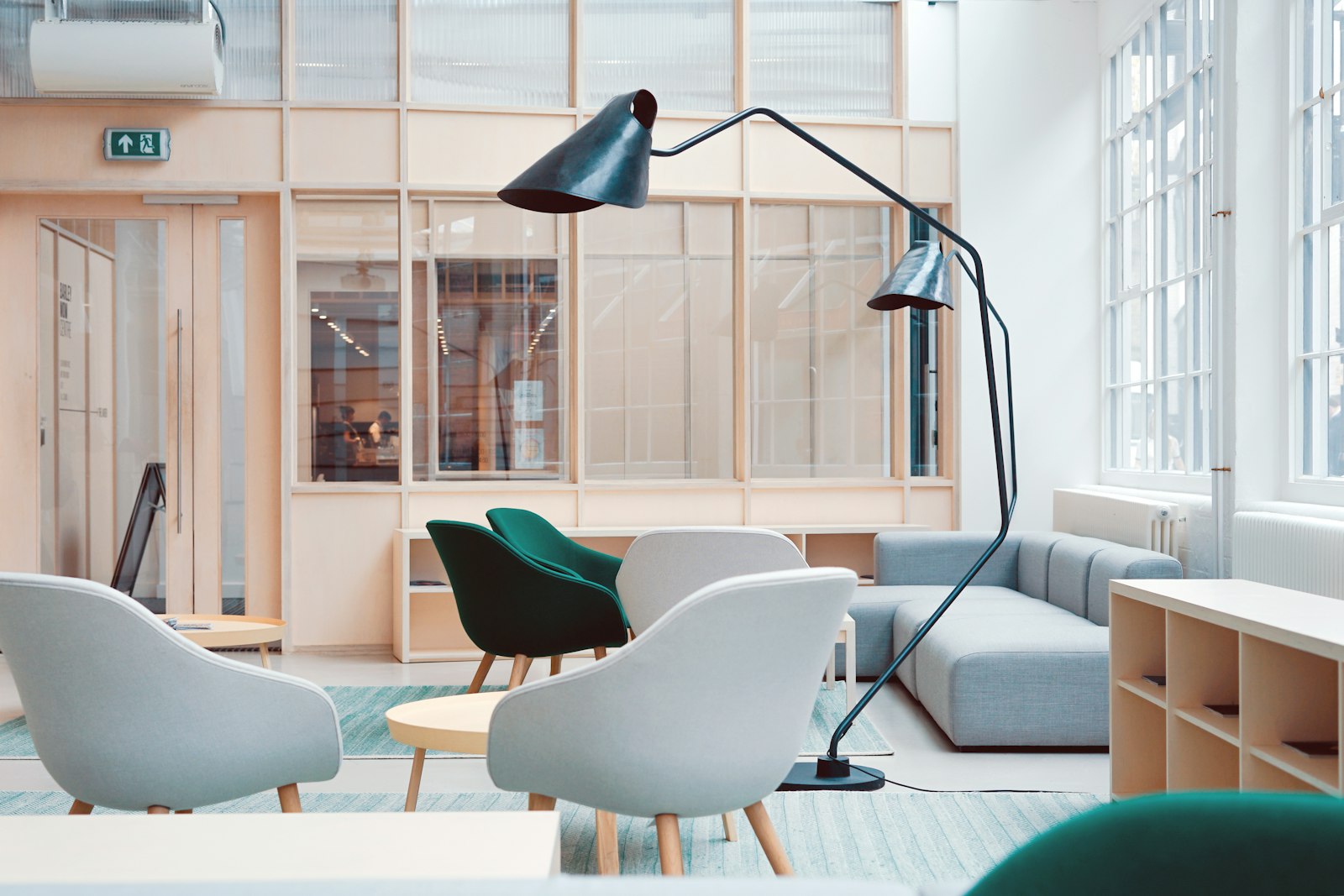 植物のある明るいオフィス